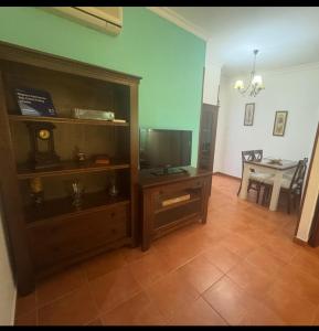 Telewizja i/lub zestaw kina domowego w obiekcie Chipiona Apartamento Bajo Centro Parking Incluido WiFi GRATIS