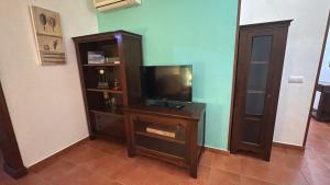 Telewizja i/lub zestaw kina domowego w obiekcie Chipiona Apartamento Bajo Centro Parking Incluido WiFi GRATIS