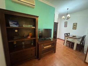 Telewizja i/lub zestaw kina domowego w obiekcie Chipiona Apartamento Bajo Centro Parking Incluido WiFi GRATIS