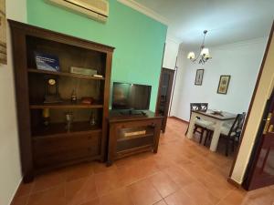 Telewizja i/lub zestaw kina domowego w obiekcie Chipiona Apartamento Bajo Centro Parking Incluido WiFi GRATIS