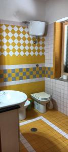 a bathroom with a toilet and a sink at Villa Rosa in Fisciano