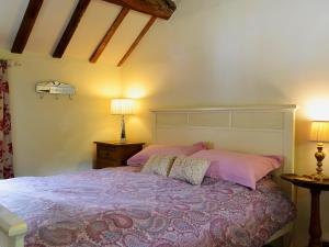 Katil atau katil-katil dalam bilik di Brook Cottage