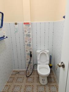 a bathroom with a toilet with a hose at บ้านพักริมน้ำหนองคาย in Ban Na Kai