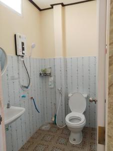 a bathroom with a shower and a toilet and a sink at บ้านพักริมน้ำหนองคาย in Ban Na Kai