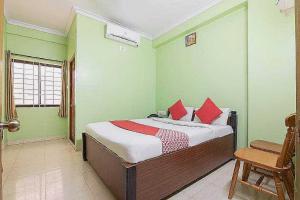 Postel nebo postele na pokoji v ubytování Hotel O Sree Nandanam Residency