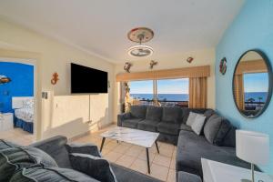 Μια τηλεόραση ή/και κέντρο ψυχαγωγίας στο Princesa 3BR 2BA OV Penthouse- 502D