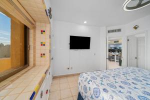 TV a/nebo společenská místnost v ubytování Princesa 3BR 2BA OV Penthouse- 502D