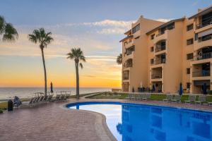 un hotel con piscina vicino all'oceano di Princesa 3BR 2BA OV Penthouse- 502D a Campo del Medio