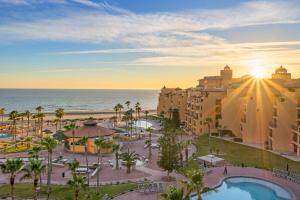 una vista del resort e dell'oceano al tramonto di Princesa 3BR 2BA OV Penthouse- 502D a Campo del Medio