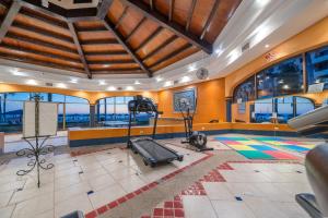 una palestra con tapis roulant in una stanza con finestre di Princesa 3BR 2BA OV Penthouse- 502D a Campo del Medio