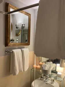 蒙特卡罗Luxury Studio in Monte Carlo的带水槽、镜子和毛巾的浴室