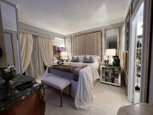 蒙特卡罗Luxury Studio in Monte Carlo的带一张大床和一把椅子的卧室