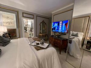 蒙特卡罗Luxury Studio in Monte Carlo的一间卧室，配有两张床和一台平板电视