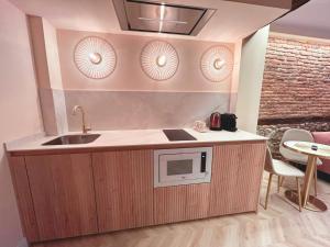 Kuchyň nebo kuchyňský kout v ubytování Lemon Suites Santander