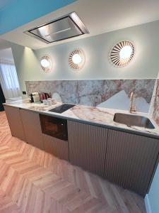 Kuchyň nebo kuchyňský kout v ubytování Lemon Suites Santander