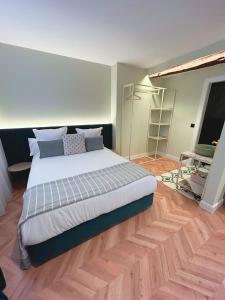 Postel nebo postele na pokoji v ubytování Lemon Suites Santander