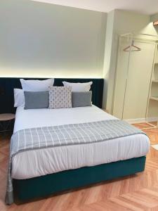 Postel nebo postele na pokoji v ubytování Lemon Suites Santander