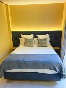 Postel nebo postele na pokoji v ubytování Lemon Suites Santander