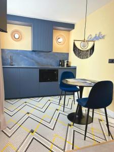 Kuchyň nebo kuchyňský kout v ubytování Lemon Suites Santander