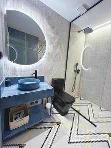 Postel nebo postele na pokoji v ubytování Lemon Suites Santander