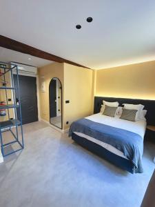Postel nebo postele na pokoji v ubytování Lemon Suites Santander