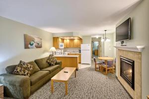 un salon avec un canapé et une cheminée dans l'établissement Oceanfront Fireplace Suite - Full Kitchen - Pool & Hot Tub, à Lincoln City 18 autres photos