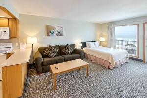 Ένα ή περισσότερα κρεβάτια σε δωμάτιο στο Fireplace Suite With King Bed and Full Kitchen - Pool and Hot Tub Access