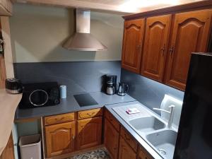 Η κουζίνα ή μικρή κουζίνα στο Gîte du sarrasin aux champs des amours linge de maison optionnel +4 φωτογραφίες