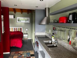 a kitchen with a red bed in a small room at seeblick loft in San Carlos de Bariloche