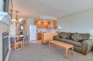 ein Wohnzimmer mit Couch und Küche in der Unterkunft Stunning Ocean View Suite - Heated Indoor Pool and Hot Tub in Lincoln City