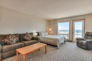 ein Wohnzimmer mit einer Couch und einem Bett in der Unterkunft Stunning Ocean View Suite - Heated Indoor Pool and Hot Tub in Lincoln City