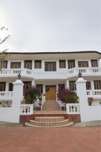 GuanoSerravalle的前面有楼梯的大型白色建筑