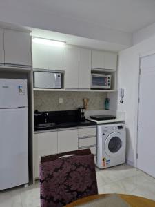 Dapur atau dapur kecil di Loft confortável com garden