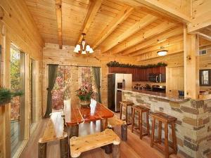 eine Küche mit einem Tisch und Stühlen in einer Hütte in der Unterkunft Firefly Lodge Holiday home in Gatlinburg