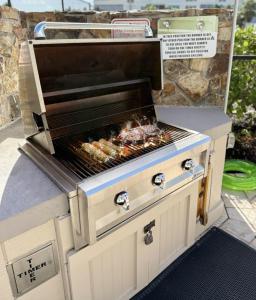 ein Grill mit Fleisch darauf in der Unterkunft End Unit Steps from Beach Access w/ No Crazy Beach Prices in Marco Island