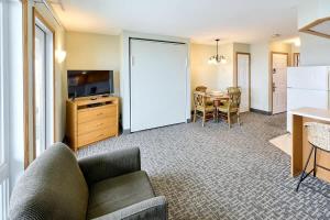 Η κουζίνα ή μικρή κουζίνα στο Oceanfront Family Suite - Full Kitchen - Beautiful Views and Pool & Hot Tub Access