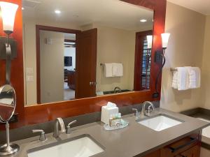 Kuchnia lub aneks kuchenny w obiekcie Ko Olina Beach Villas O512 - 2BR Ocean View Luxury Condo with Semi-Private Lagoon Beach & 1 Free Parking