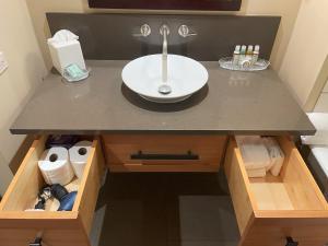 Zdjęcie z galerii obiektu Ko Olina Beach Villas O512 - 2BR Ocean View Luxury Condo with Semi-Private Lagoon Beach & 1 Free Parking w mieście Kapolei