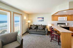 Η κουζίνα ή μικρή κουζίνα στο Oceanfront Family Suite With Full Kitchen Beach Access Pool & Hot Tub