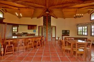 Pie In The Sky 2 Luxury Home With Amazing Views!餐厅或其他用餐的地方