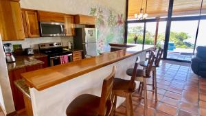 Cucina o angolo cottura di Serenity House Panoramic Views And Swimming Pool,