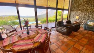 Area soggiorno di Serenity House Panoramic Views And Swimming Pool,