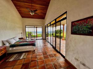 Letto o letti in una camera di Serenity House Panoramic Views And Swimming Pool,