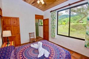 Letto o letti in una camera di Serenity House Panoramic Views And Swimming Pool,