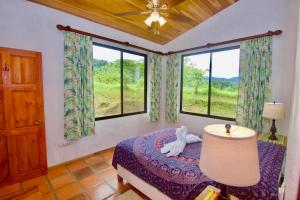 Letto o letti in una camera di Serenity House Panoramic Views And Swimming Pool,