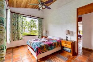 una camera da letto con un letto e una finestra di Serenity House Panoramic Views And Swimming Pool, a El Castillo de la Fortuna