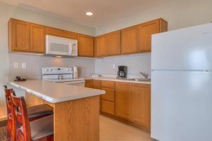 Η κουζίνα ή μικρή κουζίνα στο Oceanfront Suite - 2 Queen Beds - Beach Access - Pool and Hot Tub