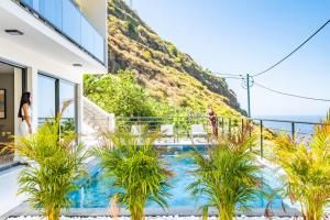 リベイラ・ブラーヴァにあるAtlantic Pebble Villaのスイミングプール付き家