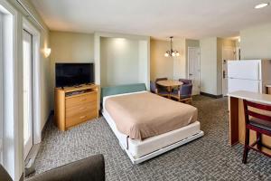 TV a/nebo společenská místnost v ubytování Top Floor Corner King Suite - Stunning Ocean and River Views + 19 fotografií