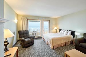 ein Hotelzimmer mit Bett und Balkon in der Unterkunft Stunning Oceanfront Suite - Full Kitchen - Heated Indoor Pool & Hot Tub in Lincoln City